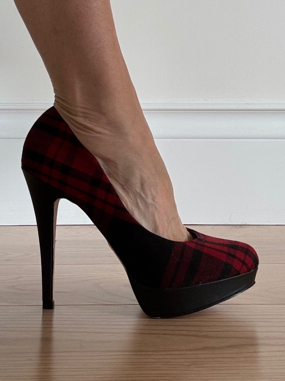 Le Chateau Red & Black Plaid Platform Heels. Size 8.